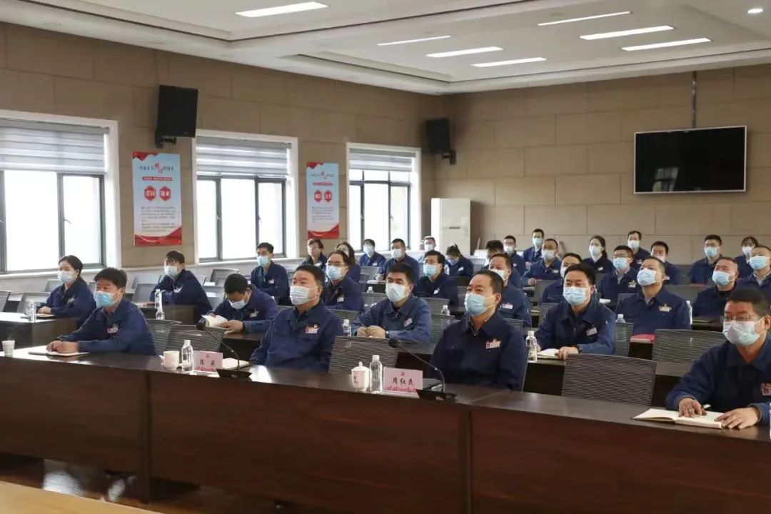 龙钢公司党委组织党员干部集中观看党的二十大开幕会直播