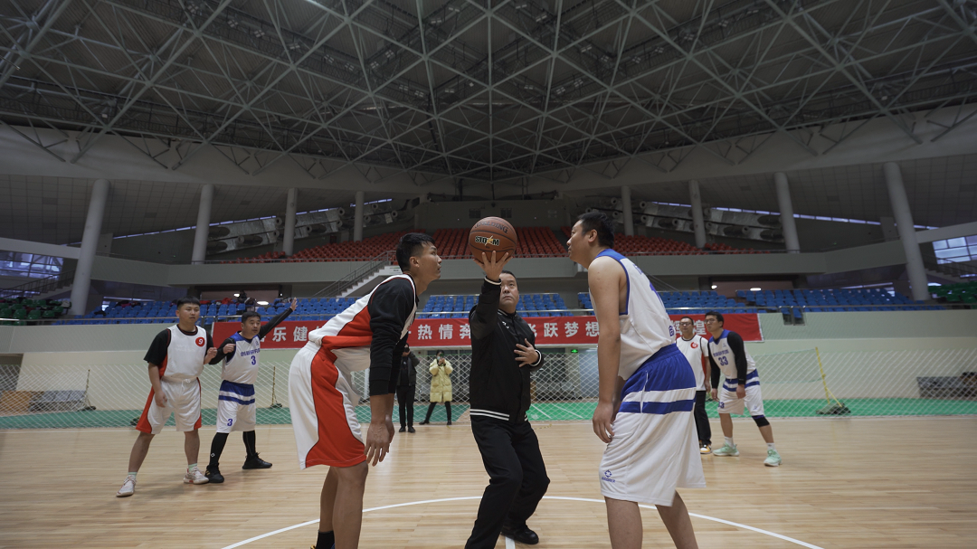 搭建合作桥梁 深化银企合作 ——创新研究院与邮储银行汉中市分行举行篮球友谊赛
