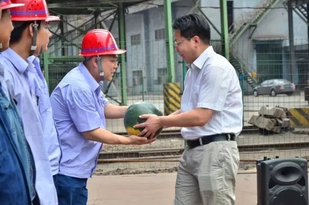 陕西省总工会副主席王宏兵一行到陕钢集团龙钢公司送清凉并调研座谈