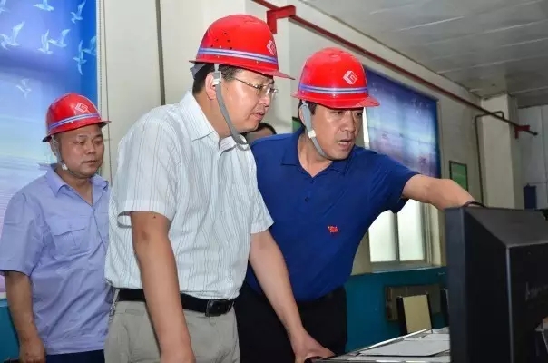 陕西省总工会副主席王宏兵一行到陕钢集团龙钢公司送清凉并调研座谈