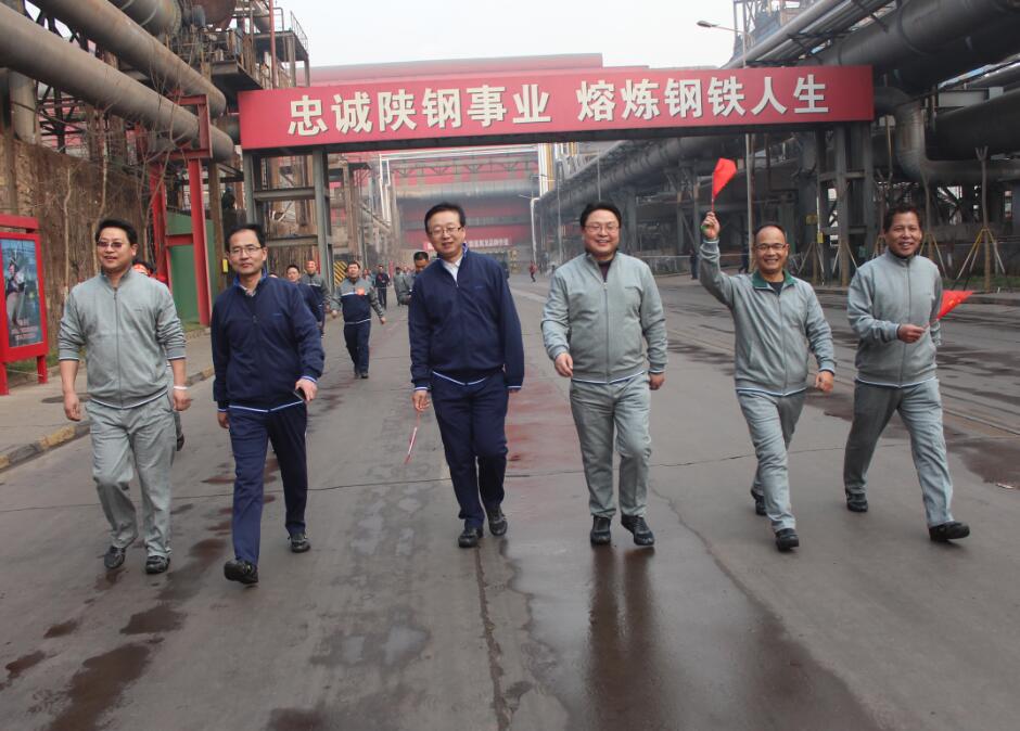 步入新征程  跑进新时代 ——陕钢集团龙钢公司开展“万人健步迎新年”活动