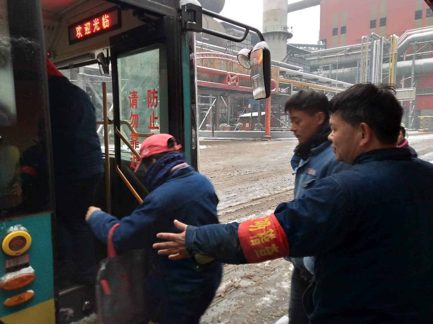 心心相印暖钢城 ——龙钢公司启动大雪天气职工通勤应急预案侧记