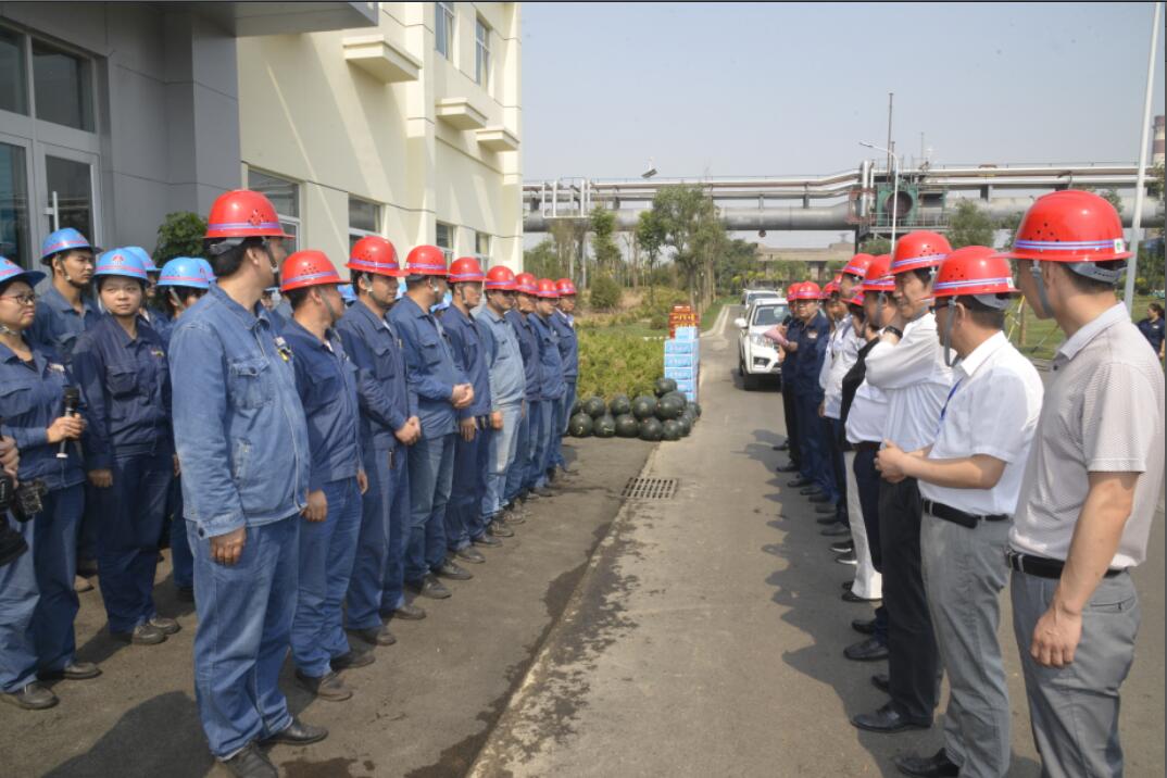 陕西省机械冶金建材工会为龙钢公司一线职工送清凉