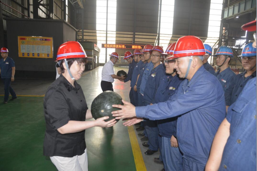 陕西省机械冶金建材工会为龙钢公司一线职工送清凉