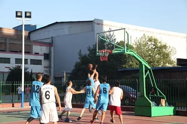 龙钢集团机关与陕钢集团机关进行篮球友谊赛