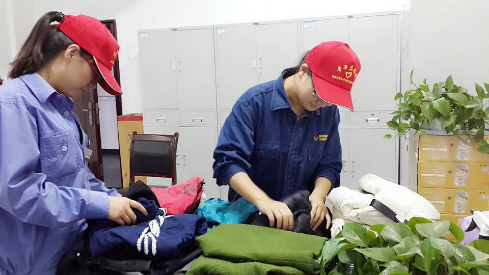 汉钢公司检修中心团委“捐衣物 献爱心”志愿者传播“钢铁情怀”