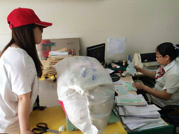 汉钢公司检修中心团委“捐衣物 献爱心”志愿者传播“钢铁情怀”