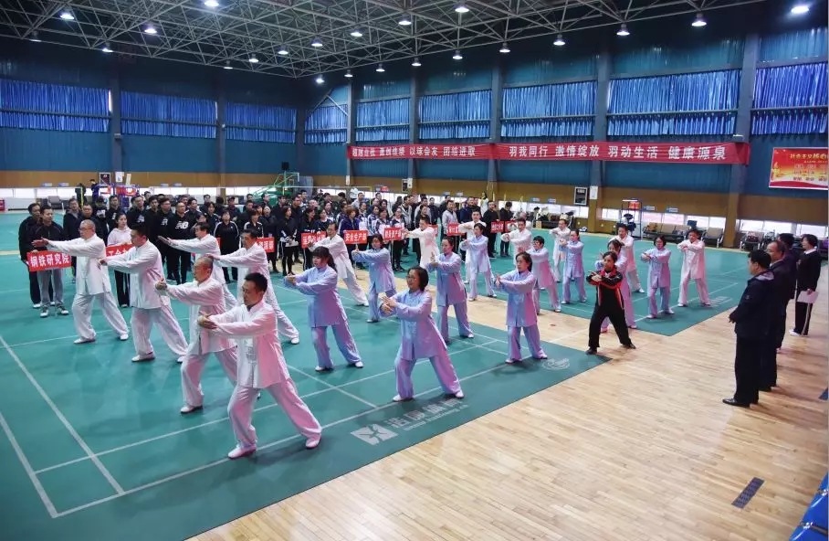 万博机关举办2019年“追赶超越杯”羽毛球比赛 万博机关举办2019年“追赶超越杯”羽毛球比赛