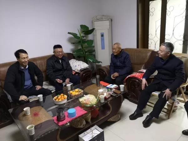 省国资委党委副书记、省总工会副主席郁伟来万博集团送温暖 省国资委党委副书记、省总工会副主席郁伟来万博集团送温暖
