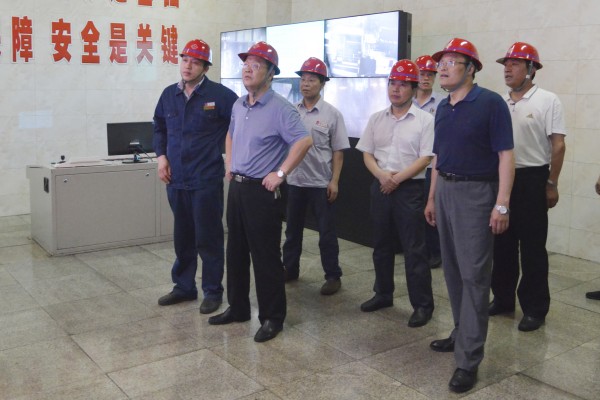 陕煤化集团党委副书记工会主席马富元深入龙钢公司生产一线送清凉