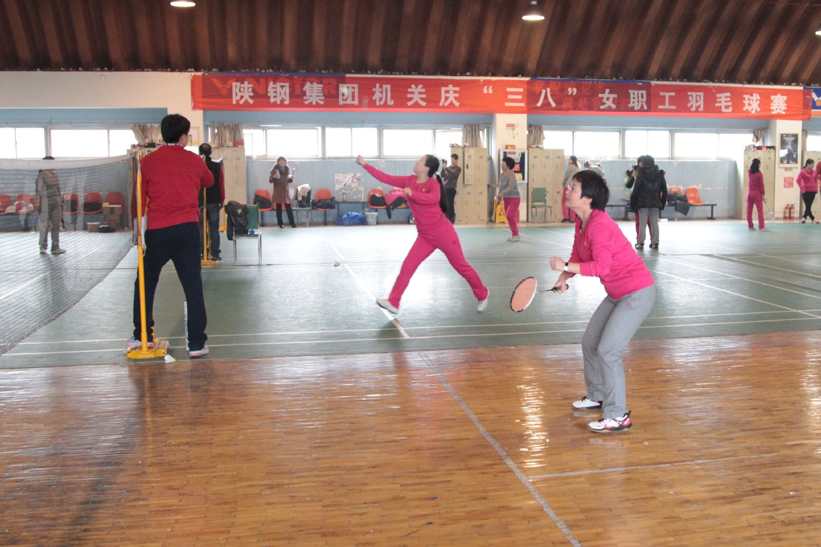 陕钢集团机关举办女职工庆“三八”羽毛球赛