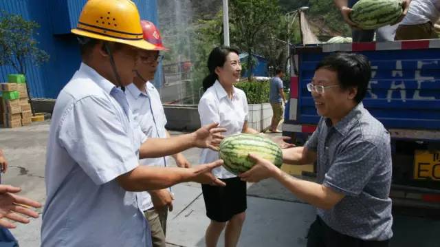 陕钢集团总会计师宋天锁深入大西沟慰问“送清凉”