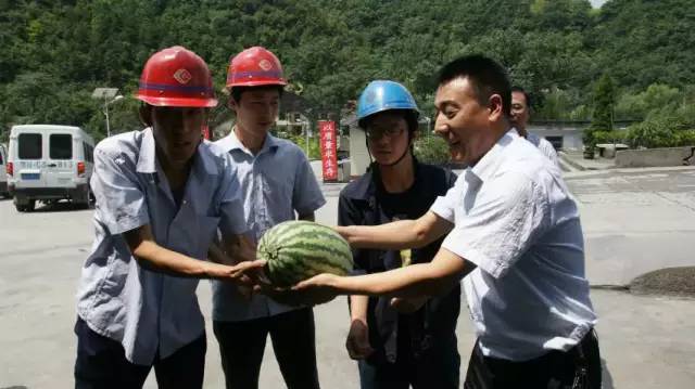 陕钢集团总会计师宋天锁深入大西沟慰问“送清凉”