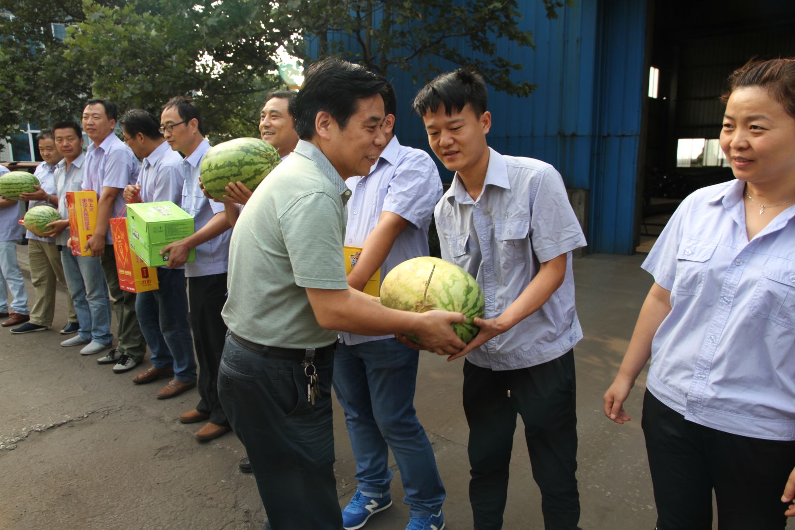 高温慰问送清凉 情系基层提信心