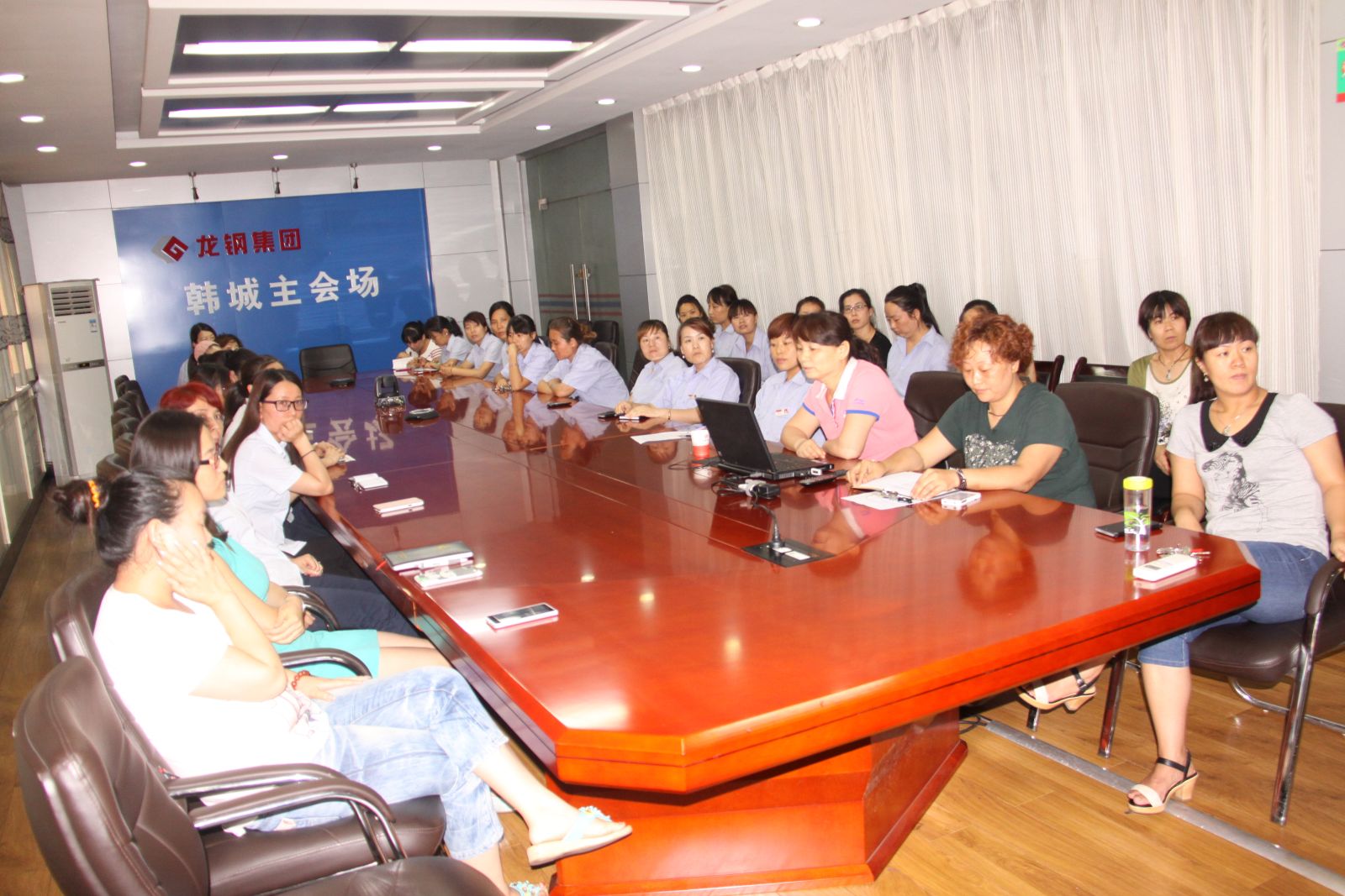 龙钢集团公司工会举办“女职工健康知识”讲座