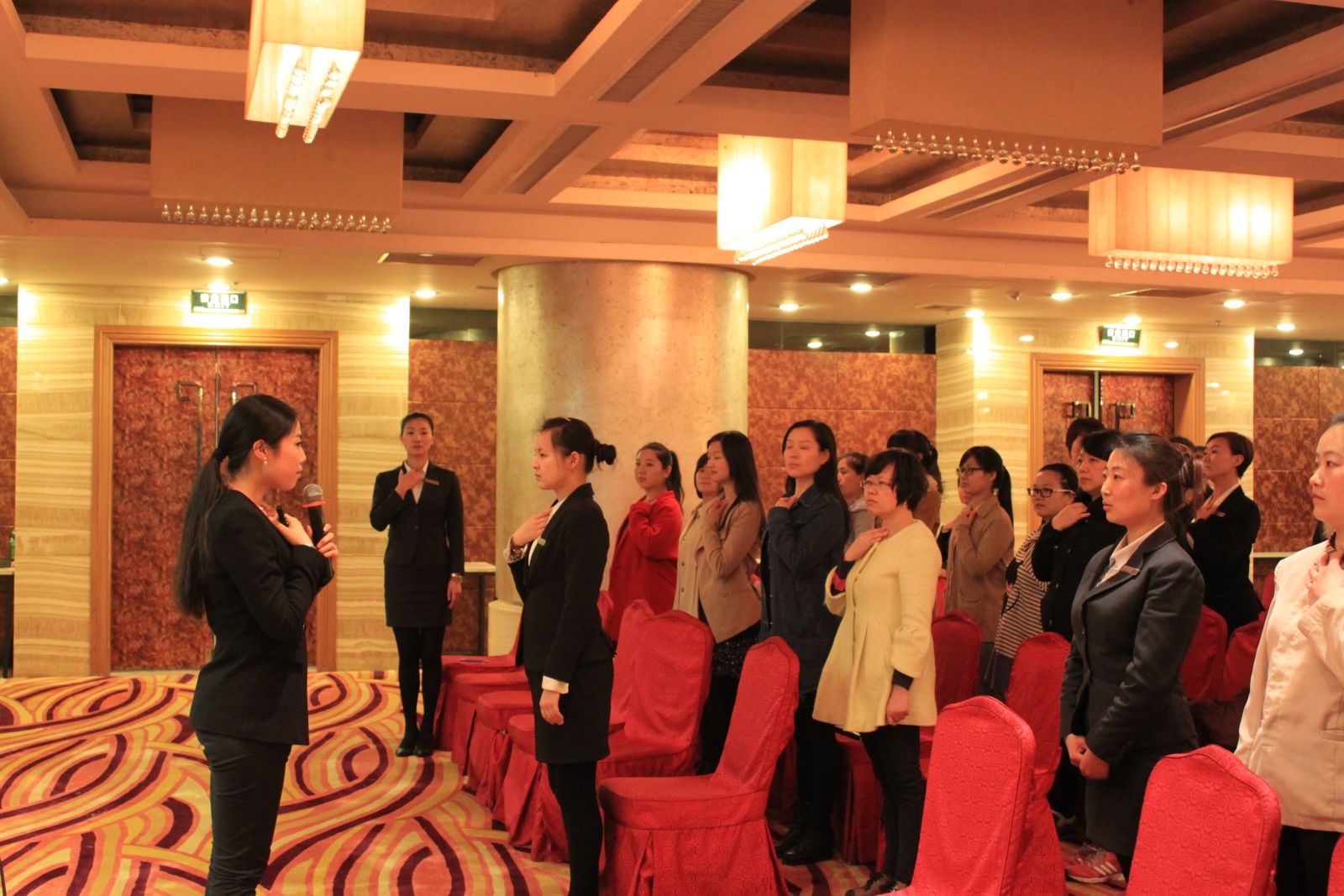 禹龙国际酒店举办“现代女性形态礼仪和正确姿态矫正身形的培训讲座”