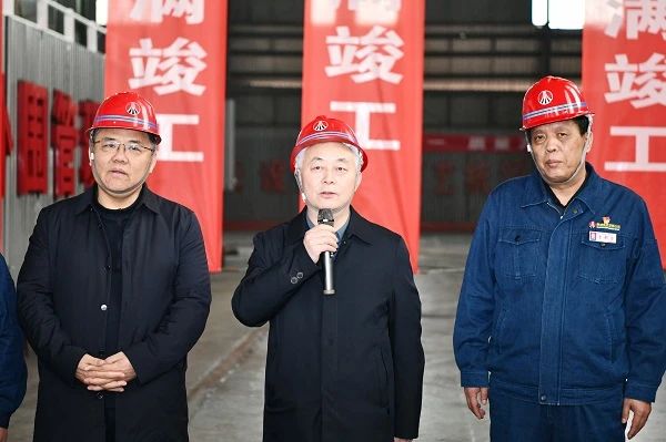 杨海峰到龙钢公司安全履职时 勉励全体干部职工要坚定信心 提升铁前竞争力和成本控制能力 争做行业标杆