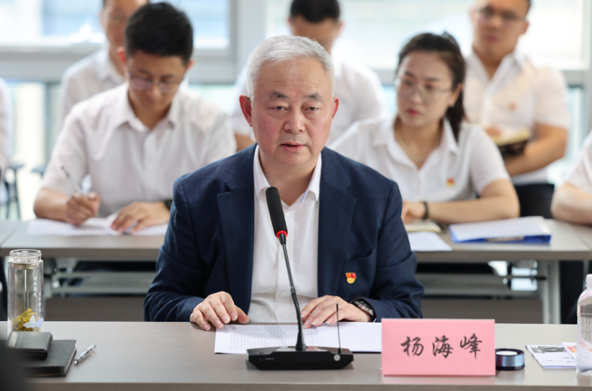 杨海峰到信息化中心党支部开展《习近平著作选读》第一卷、第二卷宣讲