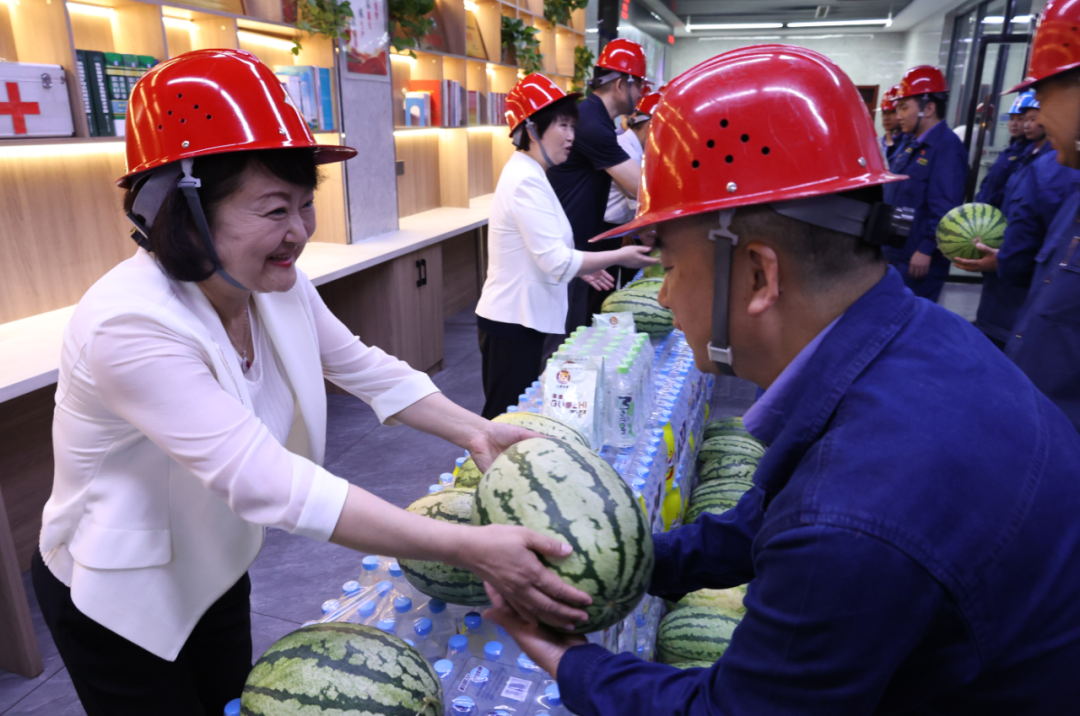 陕煤集团工会副主席杨永红到汉钢公司为一线干部职工“送清凉”并调研