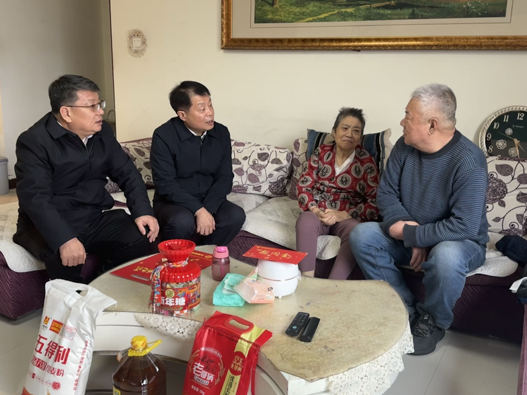 郗九生深入龙钢集团慰问困难老党员 郗九生深入龙钢集团慰问困难老党员