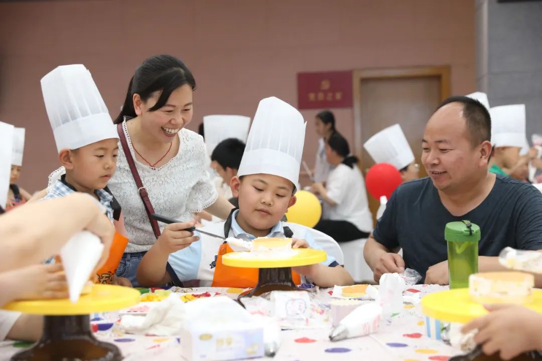 龙钢公司举办2024年女职工玫瑰书香阅读暨“六一”亲子实践活动