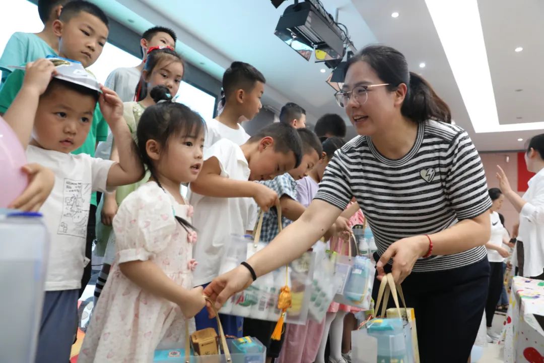 龙钢公司举办2024年女职工玫瑰书香阅读暨“六一”亲子实践活动