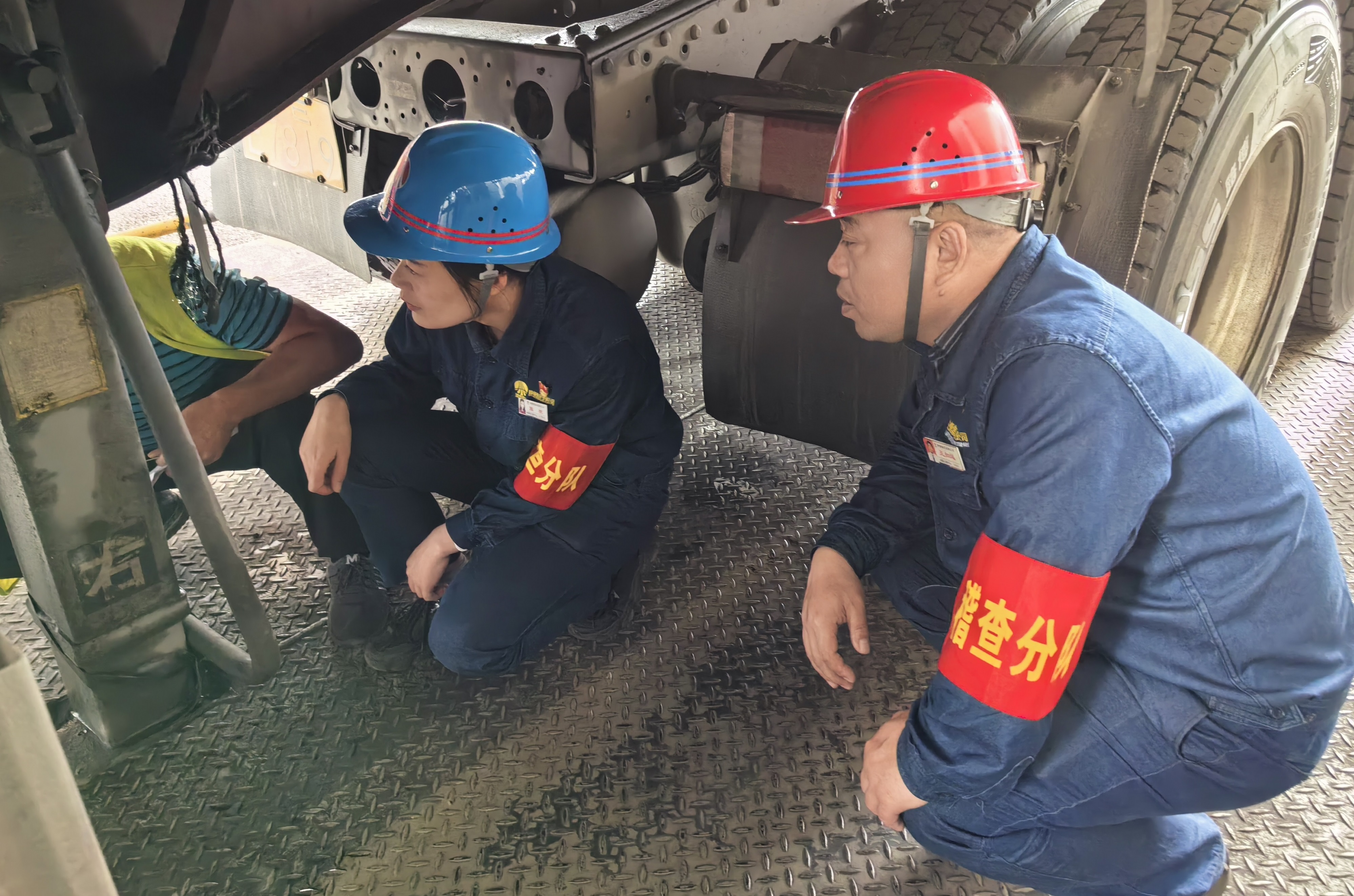 紧盯干部作风建设 坚决整治职工群众身边“微腐败”