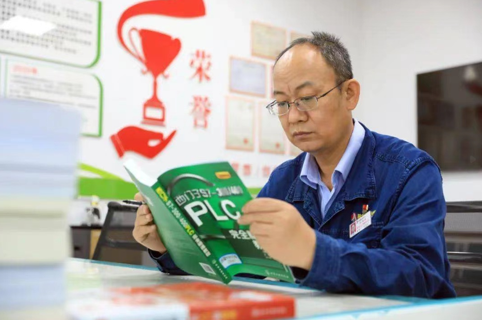 创新塑匠心 听国务院政府特殊津贴专家冯建斌的故事
