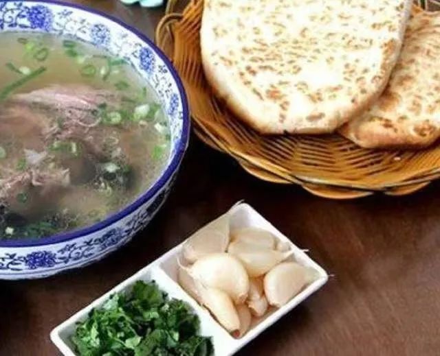 咥一碗家乡的羊肉泡馍