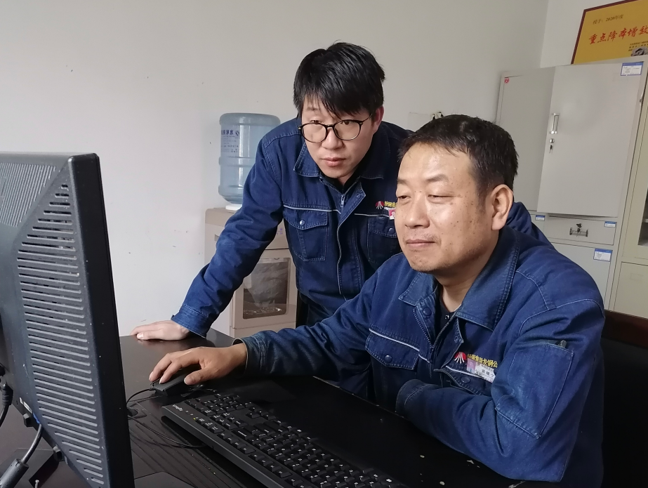 炉前十九载 钢花映匠心——记第三届陕钢工匠刘海瑞