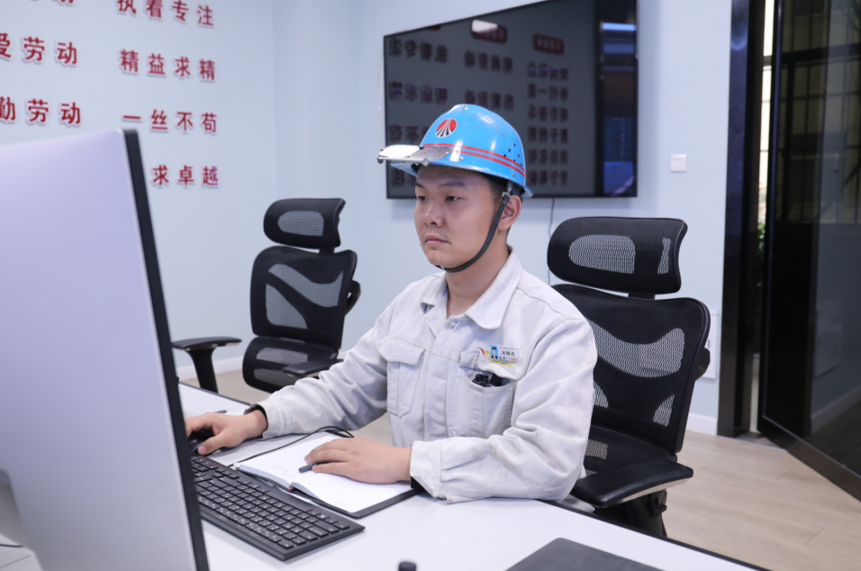 把青春炼成劳模勋章——记陕钢集团2023—2024年度劳动模范王程龙