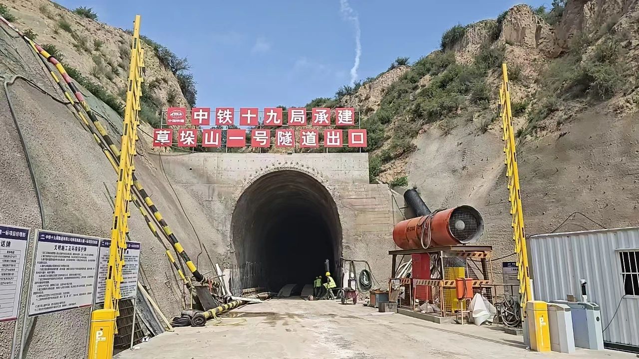 “禹龙”钢材铸就神瓦铁路钢铁脊梁