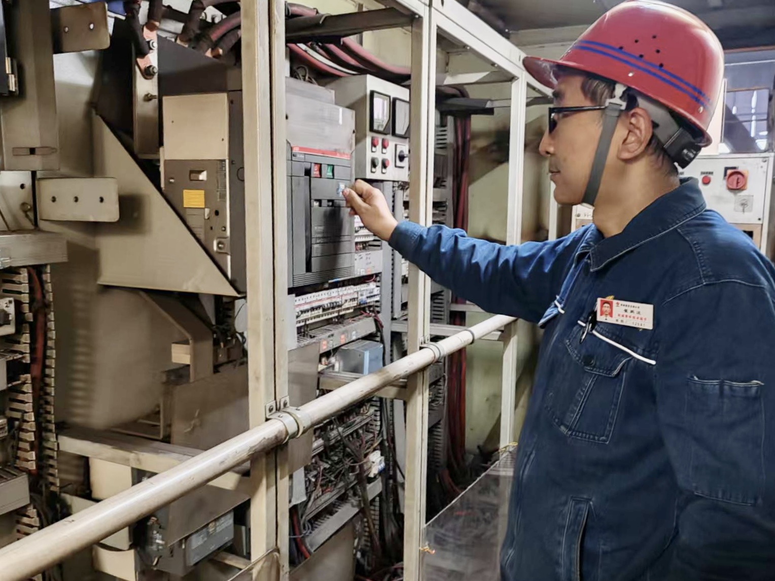 秋风伴检修 匠心护天车 秋风伴检修 匠心护天车