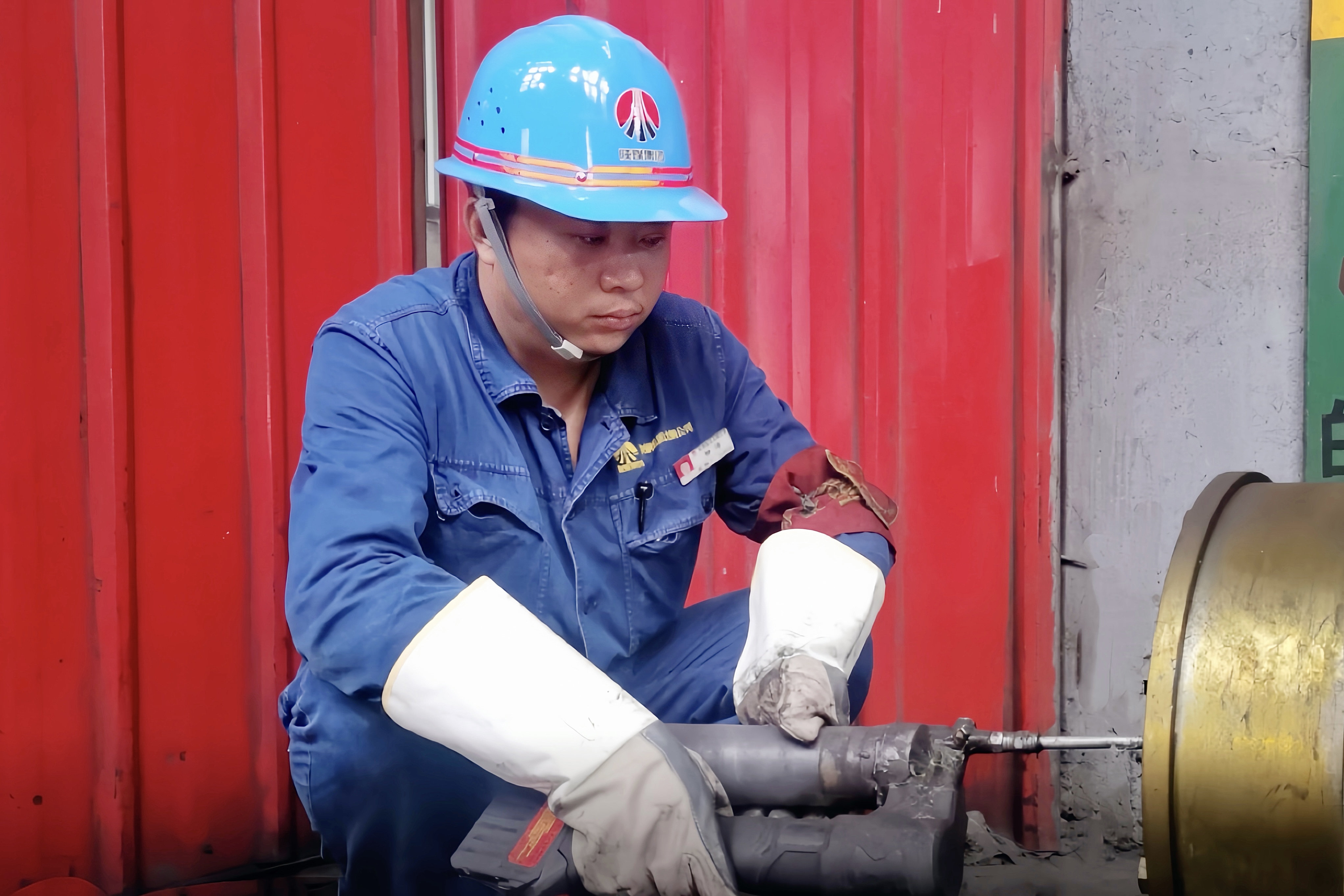 秋风伴检修 匠心护天车 秋风伴检修 匠心护天车