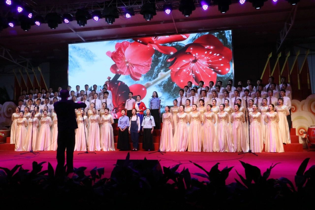 汉钢公司庆祝新中国成立70周年职工歌舞活动精彩纷呈