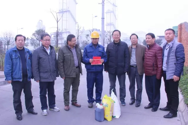 陕钢集团纪委书记王俊龙、总工程师韦武强到汉钢公司慰问