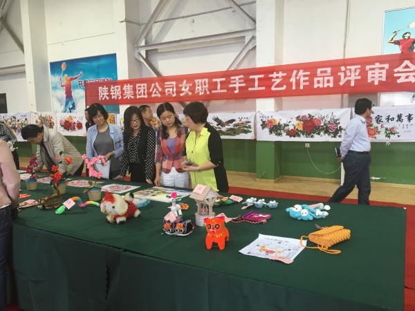 陕钢集团第三届女职工书法 手工艺作品展评活动在龙钢集团举行